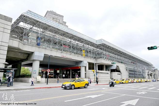 （今年台北市信义、松山预售新案的平均开价，比去年同期分别下滑13.14％及1.19％。图∕业者提供）