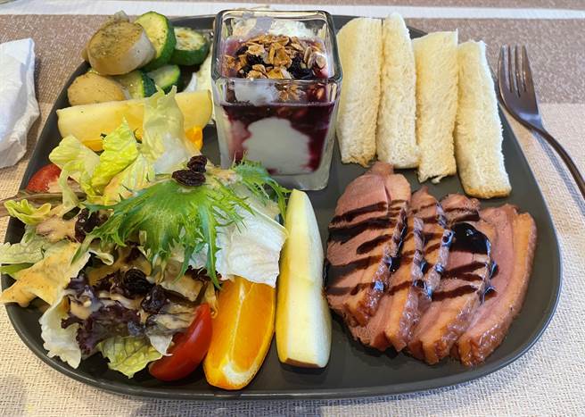 早午餐吃得澎湃，也要注重营养及热量均衡。（嘉基医院提供／廖素慧嘉市传真）