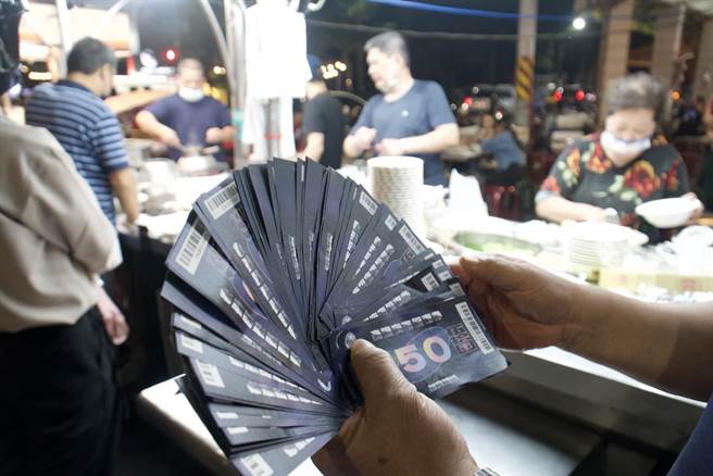 今年初搭配演唱会檔期发放商圈夜市优惠券，成功将演唱会人流导入商圈夜市。市府研议搭配下半年与明年初演唱会檔期，规划相关活动，第一波公布商圈夜市券。（柯宗纬翻摄）