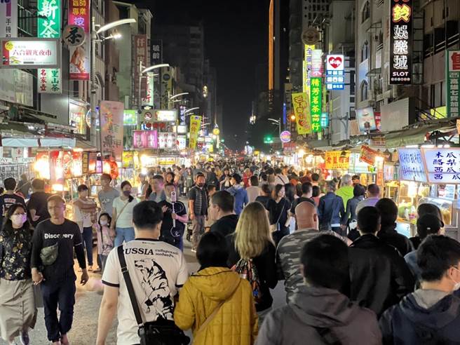高雄演唱会经济加上商圈夜市优惠券，使商圈夜市人潮涌现，后续规划将扩大商业店家，串连更多夜经济效益。（柯宗纬翻摄）
