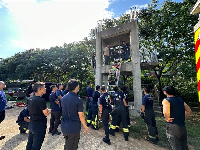 金門縣消防局結合中央補助經費辦理專項訓練，強化消防人員自我安全及緊急救援能力。(圖／金門縣消防局提供)