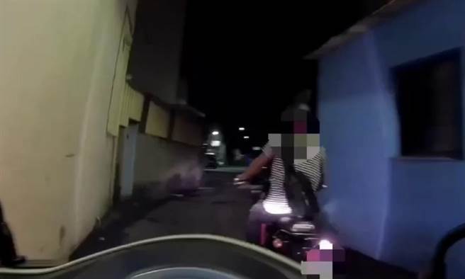 越南籍陳姓男子不服取締，不顧員警鳴笛，油門一催逃逸。（翻攝照片／洪靖宜高雄傳真）