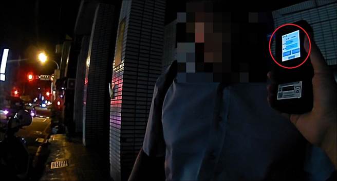 台中53歲洪姓男子酒後騎車遭攔檢，竟頻頻使出假吹氣、中斷吹氣，導致呼氣取樣不足頻頻失敗，，警方嚴正告知拒測的相關規定，最後警方以消極拒測開罰。（台中市第五分局提供／馮惠宜台中傳真）