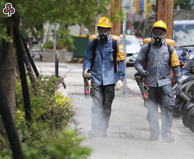 北市8月11至16日新增5例登革热境外移入确诊病例，分别居住士林区及北投区各2人、大安区1人。图为清消人员进行喷洒作业。（本报资料照片）