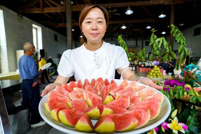员山乡农会今天举办红心芭乐上市发表会，相较于一般芭乐，口感软Q，近年来红心芭乐还成为烘焙业者的食材之一。（李忠一摄）