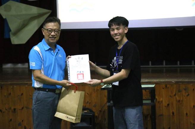 马偕医学院育乐营再访大王国小，校长与营队队长许介谦。（马偕团队提供／蔡旻妤台东传真）