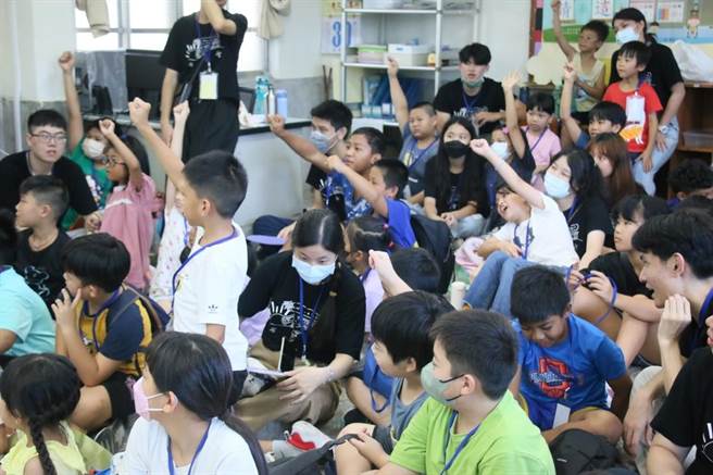 马偕医学院育乐营再访大王国小。（马偕团队提供／蔡旻妤台东传真）