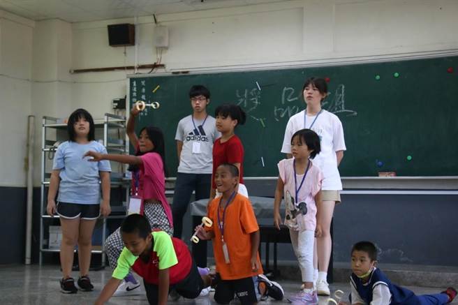 马偕医学院育乐营再访大王国小，科学活动。（马偕团队提供／蔡旻妤台东传真）