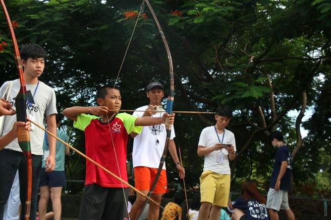 马偕医学院育乐营再访大王国小，小朋友射箭。（马偕团队提供／蔡旻妤台东传真）