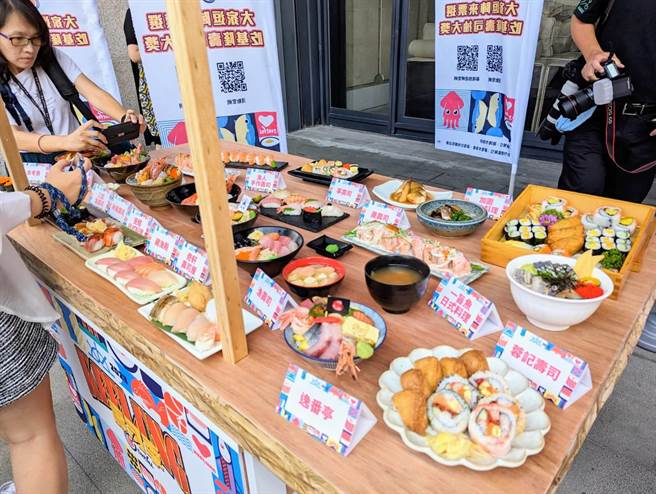 基隆市舉辦壽司季活動，邀集31家在地及連鎖業者參與，現場有著各店家引以為傲的餐點。（張志康攝）