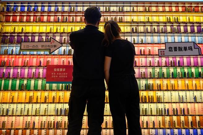 山西省太原市，一间「脱单商店」吸引年轻人关注。（摘自中新社）