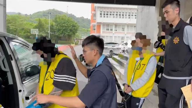 警方逮捕以林姓男子为首的诈骗集团成员，讯后依法送办。（保二总队提供）