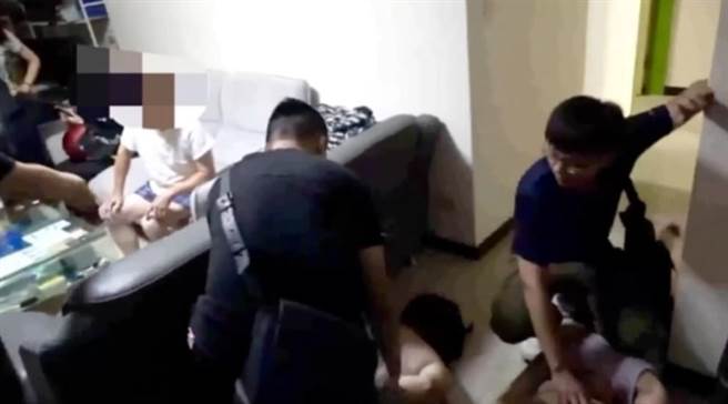 警方破门攻坚，逮捕以林姓男子为首的诈骗集团成员。（保二总队提供）