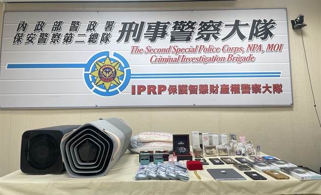警方起获的赃物及赃款。（保二总队提供）