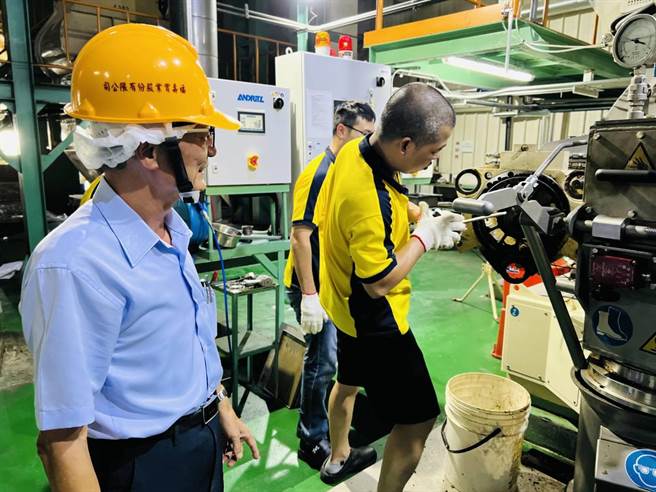 在台中市百年食品大厂工作40年的蔡稼光今年65岁，藉由「继续雇用高龄者补助计画」续留职场。（中彰投分署提供）