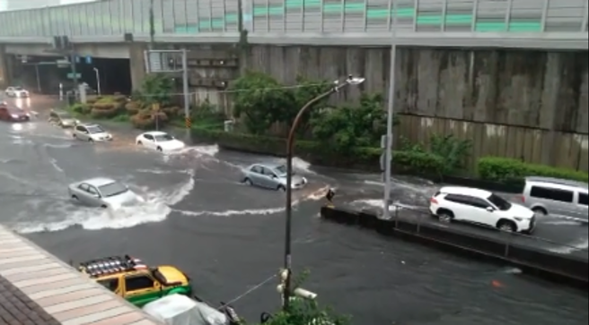 高雄九如路北上匝道淹水。(翻攝自記者爆料網)