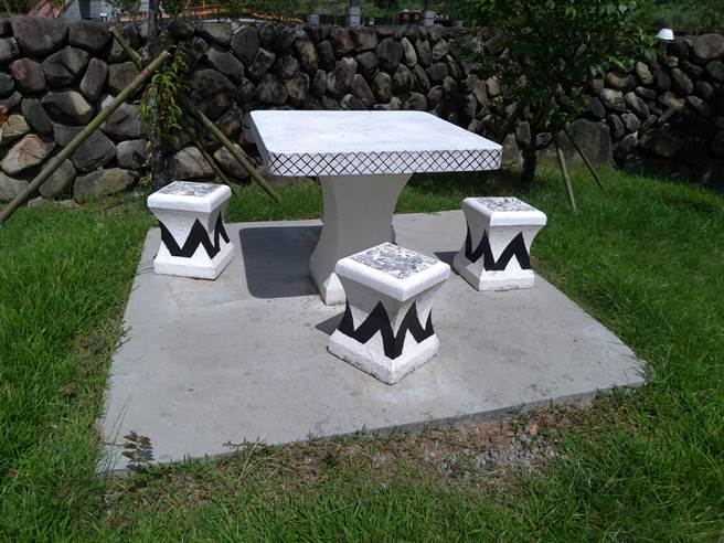 苗栗县政府文观局争取县府经费在泰安乡泰雅文物馆增建第2座温泉泡蛋池及原民风格座椅。（苗栗县政府提供／谢明俊苗栗传真）