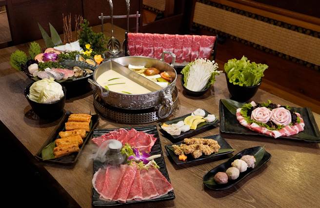 问鼎「爱你久久和牛海陆2人套餐」只需2199元。（马辣集团提供／朱世凯台北传真）