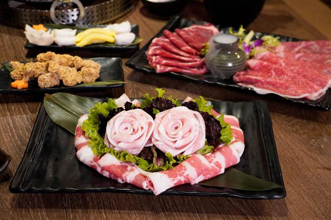 问鼎推出活动限定「玫瑰爱心顶级牛猪拼盘」。（马辣集团提供／朱世凯台北传真）