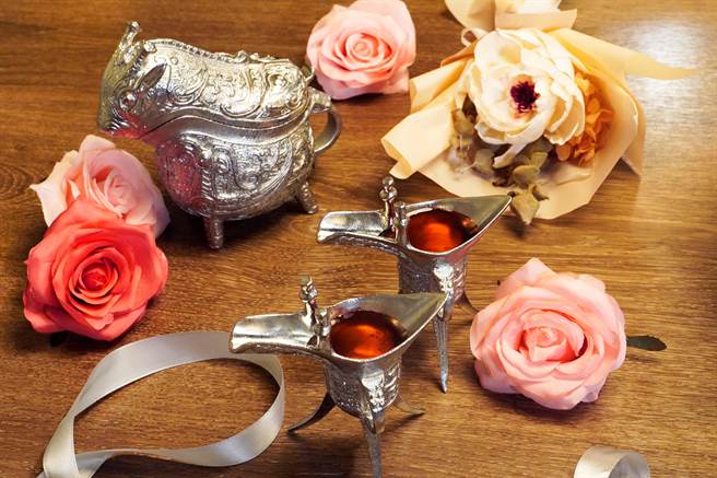 问鼎随餐还会附赠以宫廷爵杯和兽型觥盛装的「玫瑰荔枝醋」。（马辣集团提供／朱世凯台北传真）