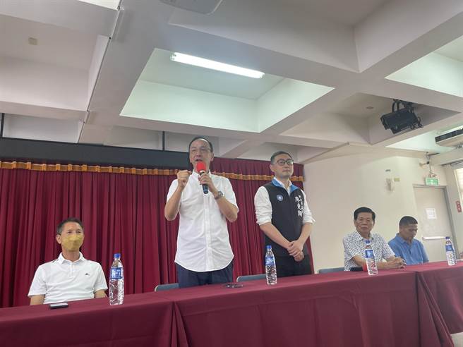 国民党主席朱立伦今(17)日早上前往新北市万里替自家立委参选人廖先翔站台时，痛批民进党把绿电当作禁脔、大金库。(黄敬文摄)