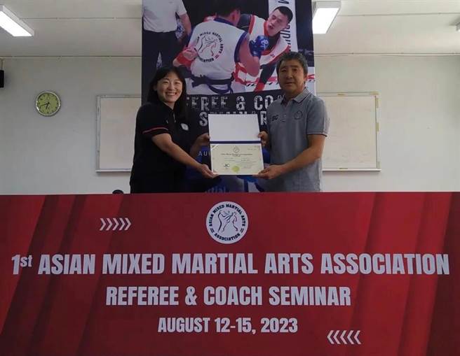 CTMMAA（中華民國綜合格鬥協會）裁判Josie Ao 敖守嫻16日於曼谷亞錦賽，獲得AMMA第一張國際裁判證。（台北市議員應曉薇提供／劉彥宜台北傳真）
