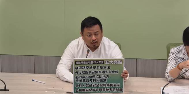 民进党立委刘世芳表示，站在立法院立场三读通过法定时间是6个月已经超过，行政院团队要加油。（摘自民进党立院党团直播）