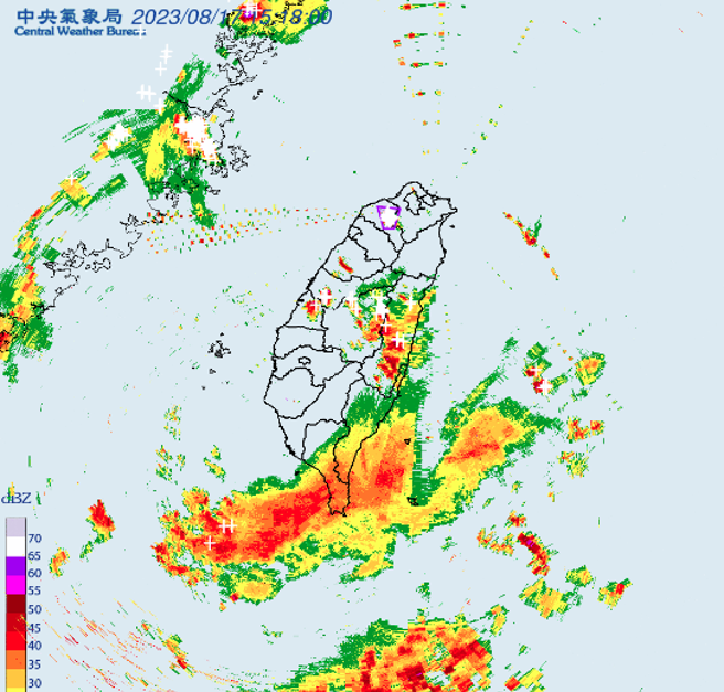 低压带影响，新北、桃园有大雷雨。(翻摄自气象局)