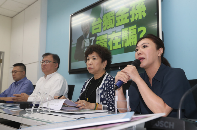 國民黨台北市議員李彥秀（右起）、立委游毓蘭、國民黨立法院黨團首席副書記長李德維、台北市議員張斯綱17日召開「台獨金孫為了選舉還在騙?」記者會。（劉宗龍攝）