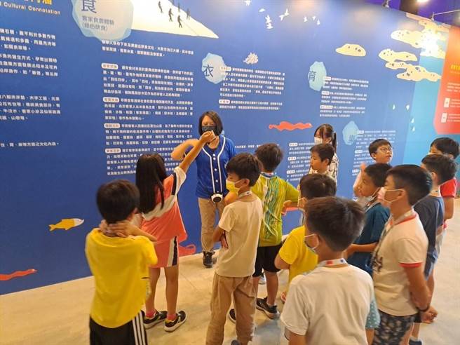 桃园市新屋环境教育园区内「绿色方舟」世客博卫星展区，有专人导览、DIY手作体验及环教绘本说演等一系列活动。（环保局提供／蔡明亘桃园传真）