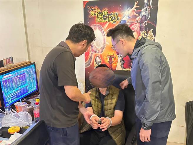 警方在网咖逮捕陈姓惯窃。（警方提供／曹婷婷台南传真）