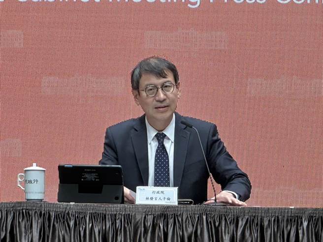 行政院发言人林子伦上午主持行政院会后记者会并转述院长裁示。（黄婉婷摄）