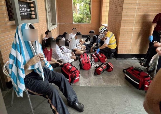 学生经救护人员在外初步检伤治疗后，再评估安排送医治疗。（翻摄照片／林郁平台北传真）
