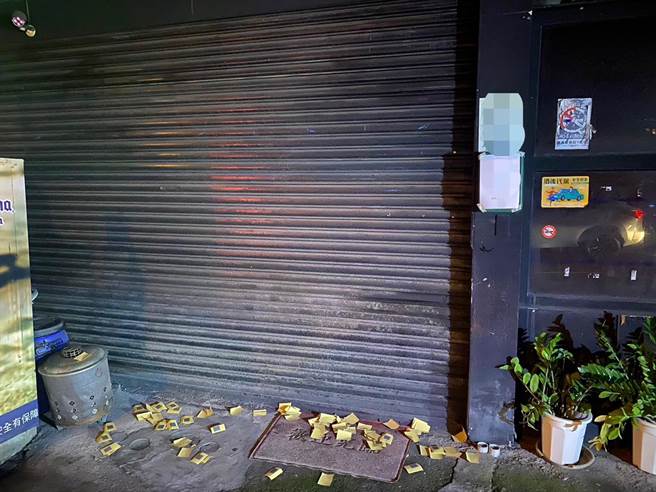 屏东6旬黄男与锺女因经济、感情纠纷生讼，心生不满的黄竟至县长周春米服务处、警局及数间卡拉OK店等13处撒冥纸并张贴恐吓字条。（警方提供／谢佳潾屏东传真）