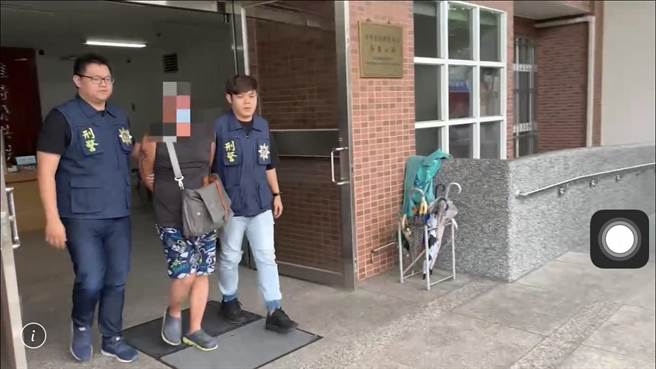 屏东6旬黄男与锺女因经济、感情纠纷生讼，心生不满的黄竟至县长周春米服务处、警局及数间卡拉OK店等13处撒冥纸并张贴恐吓字条。（警方提供／谢佳潾屏东传真）