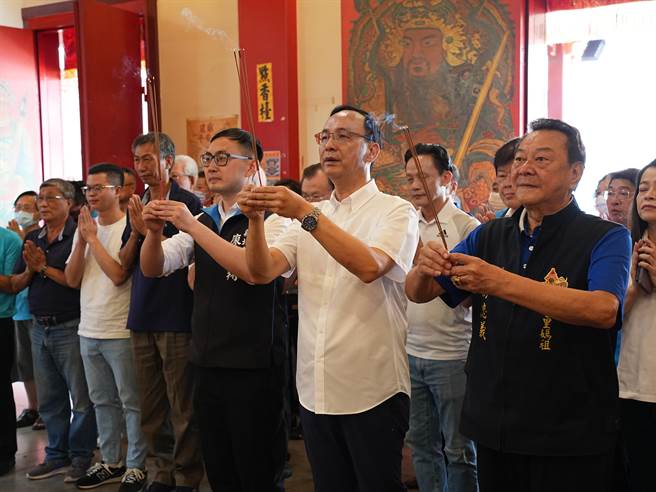 國民黨主席朱立倫今（17）日早上前往萬里區漁會出席座談會，在國民黨新北市黨部主委黃志雄的陪同下，替國民黨立法委員參選人廖先翔站台，接著再到金山慈護宮上香祈福。（黃敬文攝）