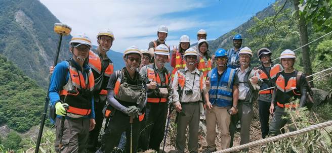 研究团队于中横公路之现地调查工作。（阳明交大提供／王惠慧新竹传真）