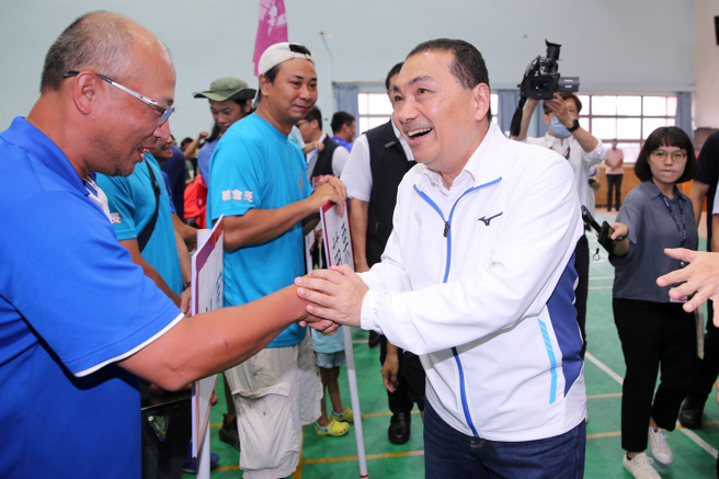 國民黨總統參選人侯友宜今天傍晚原本要到高雄英明黃昏市場及六合夜市掃街拜票，不過由於安全考量，稍早宣布今天高雄公開行程全部取消。新北市長侯友宜（右）16日出席青年農民聯誼會羽毛球友誼賽，抵達時受到青農們的熱烈歡迎，有人高喊「總統好」為侯加油打氣。（黃世麒攝）
