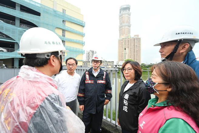 水利局長蔡長展向陳其邁市長報告十全滯洪池作用狀況，立法委員李昆澤、康裕成議長、鄭孟洳議員與何權峰議員也同行關心。（圖片來源：高雄市新聞局提供）

