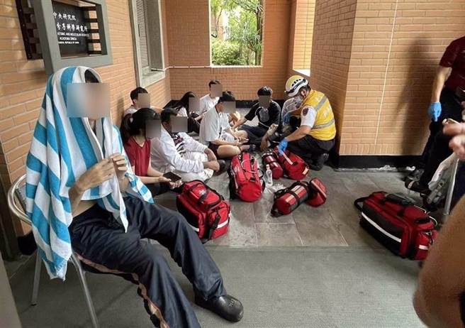 学生经救护人员在外初步检伤治疗后，再评估安排送医治疗。（翻摄照片／林郁平台北传真）