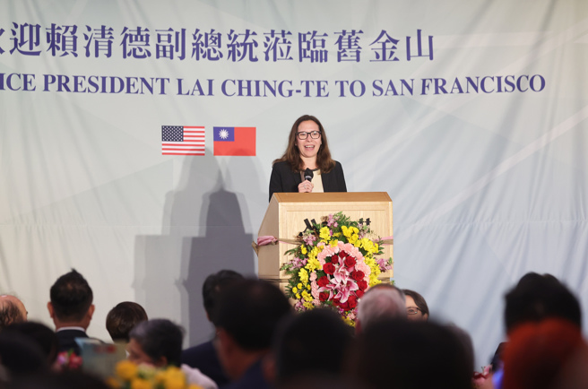 副總統賴清德於美西時間16日過境美國舊金山，晚間在萬豪水岸飯店（Marriott Waterfront）出席僑宴。圖為美國在台協會（AIT）主席羅森柏格（Laura Rosenberger）（圖）致詞歡迎賴副總統。（中央社）