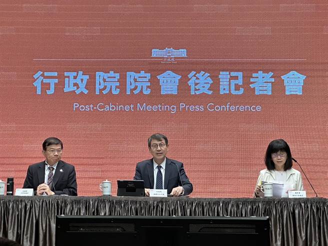 行政院发言人林子伦、国科会副主委陈仪庄上午出席行政院会后记者会。（黄婉婷摄）