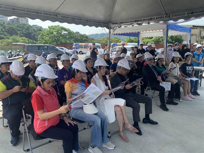 基隆市議會17日前往基隆市體育場會勘，了解施工情形。（徐佑昇攝）