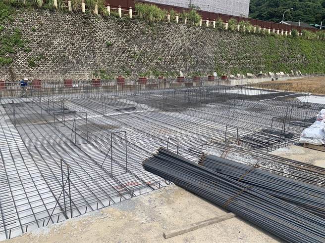 基隆市體育場先前因為廠商違約而延期，已重新更換廠商並於今年3月20日重新開工，預計明年底可以完工。（徐佑昇攝）