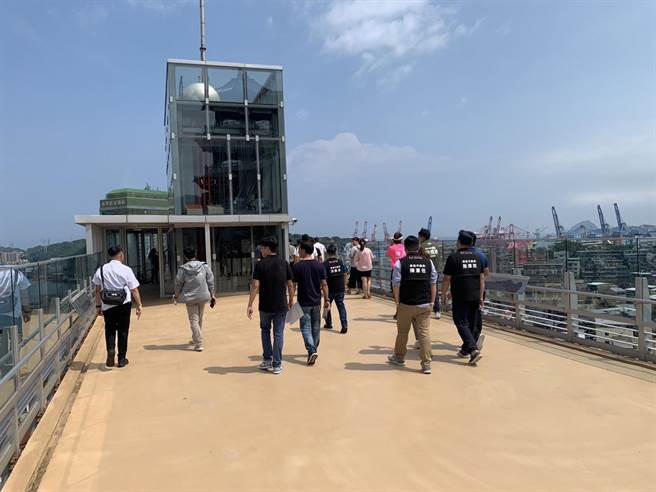 基隆市議會也前往基隆塔會勘，了解現場狀況，以及何時能開幕。（徐佑昇攝）