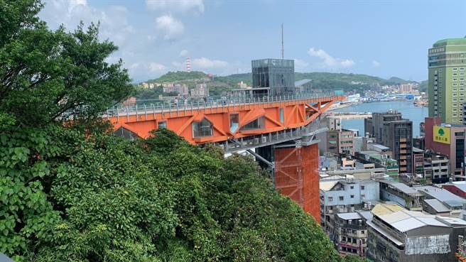 基隆塔為前市長林右昌時期的重要建設，外觀以貨櫃吊車為發想而建造，成為基隆新地景之一。（徐佑昇攝）