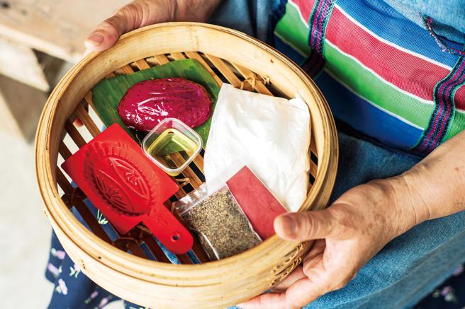 SOGO忠孝馆初登场后壁商圈Ｘ后壁俗女村红龟粿体验材料包，200元。（SOGO提供）