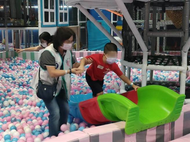 疫情解封，台中十方启能中心17日携手中部企业大东树脂公司，由企业派出29位志工带领24位早疗儿童至大里异想新乐园游玩。（潘虹恩摄）