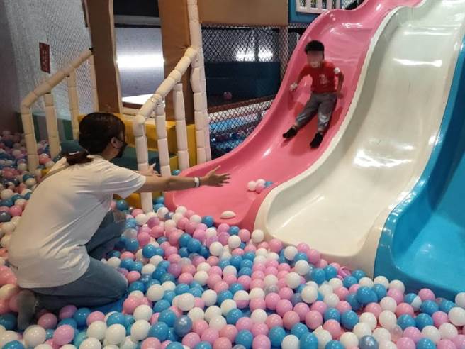 台中十方启能中心早疗儿童17日由企业志工陪同前往大里异想新乐园游玩，孩子们难得出来玩乐，各个兴奋不已。（潘虹恩摄）