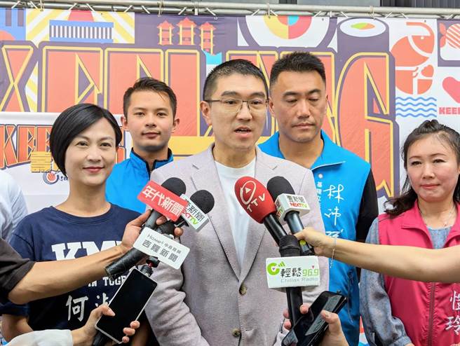 基隆市長謝國樑（前中）17日受訪時表示，眼前的問題在於基捷的建設，至於未來可能會發生的虧損，市府會開始思考及規畫。（張志康攝）